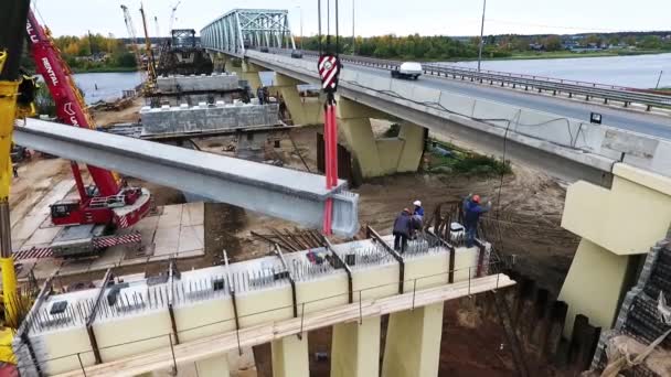 SAINT PETERSBURG, RUSSIE - 20 SEPTEMBRE 2018 : Immense construction active avec grues, caressant les mâles près du pont sur la rivière — Video