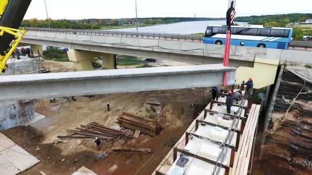 SAN PETERSBURG, RUSIA - 20 DE SEPTIEMBRE DE 2018: Proceso activo de construcción de puentes con dos grúas cerca de la carretera y el río — Vídeos de Stock