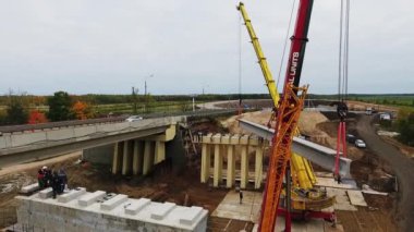 Sankt Petersburg, Rusya-20 Eylül 2018: yol ve nehre yakın modern vinçler ile büyük inşaat alanının gökyüzü görünümü