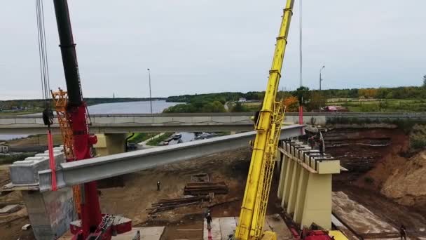 Sint-Petersburg, Rusland-20 september 2018: drone-weergave van enorme bouwplaats met moderne kranen dicht bij de weg en de rivier — Stockvideo