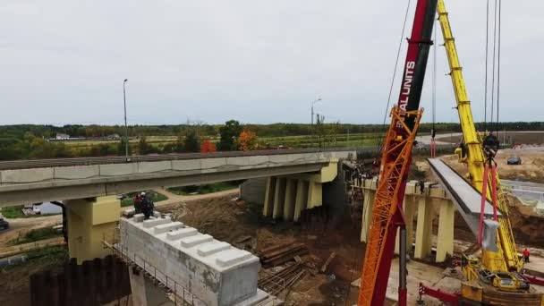 SAN PETERSBURG, RUSIA - 20 DE SEPTIEMBRE DE 2018: Vista de un área de construcción masiva con grúas modernas cerca de la carretera y el río — Vídeos de Stock