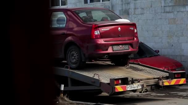 SAINT PETERSBURG, RUSIA - 22 DE JUNIO DE 2019: Cam muestra que el coche granate se cargó en la cama de la grúa en la calle de invierno . — Vídeo de stock