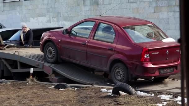 Szentpétervár, Oroszország-június 22, 2019: Guy a kupakot és a kabát felszabadító modern gesztenyebarna autót vontató teherautó télen — Stock videók