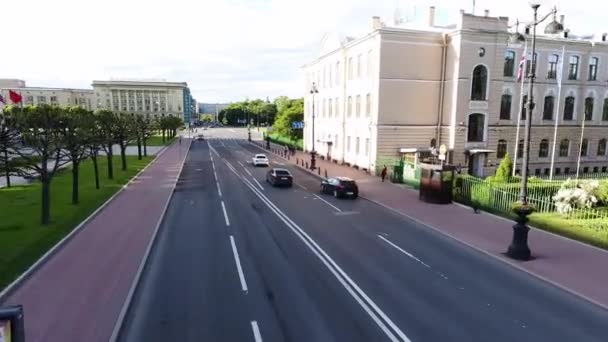 SAN PETERSBURG, RUSIA - 22 DE JUNIO DE 2019: Bonita vista de drones de carreteras, automóviles, edificios, tejados, plazas y calles . — Vídeos de Stock