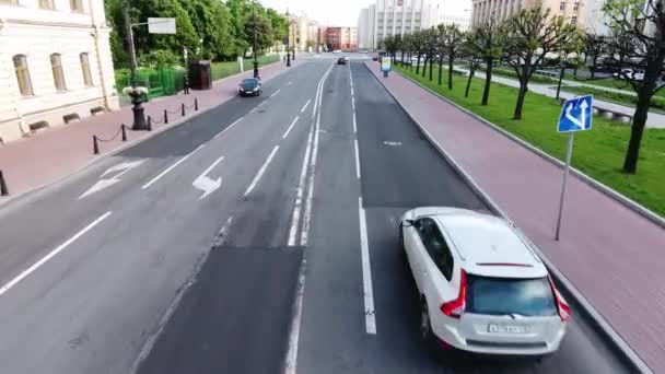 Saint Petersburg, Rusya - 22 Haziran 2019: Yolların, arabaların, binaların, çatıların, meydanların ve sokakların dinamik manzarası. — Stok video