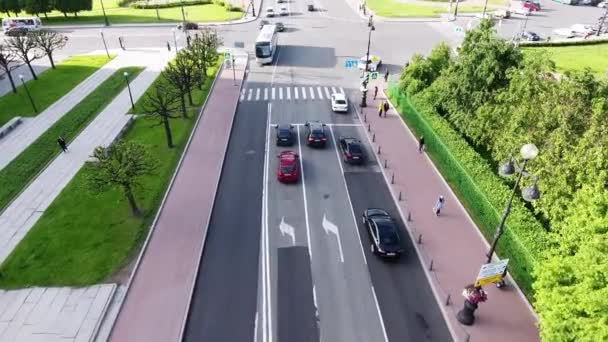 Sint-Petersburg, Rusland-22 juni 2019: drone-weergave van wegen, auto's, gebouwen, pleinen, parken, mensen en straten. — Stockvideo