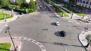 Saint Petersburg, Rusya - 22 Haziran 2019: Yolların, arabaların, binaların, insanların, meydanların ve sokakların güzel drone görünümü.