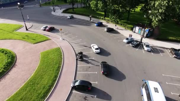 俄罗斯圣彼得堡 - 2019年6月22日：可爱的无人机视图道路，汽车，建筑物，屋顶，广场和街道. — 图库视频影像