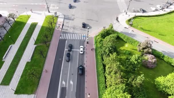 SAINT PETERSBURG, RÚSSIA - JUNHO 22, 2019: Vista legal do drone de estradas, carros, edifícios, telhados, praças e ruas . — Vídeo de Stock