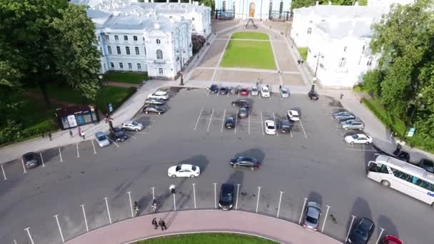 Sankt Petersburg, Ryssland-22 juni 2019: Amazing uppifrån utsikt över vägar, bilar, byggnader, stora kyrkan, torg och gator. — Stockvideo