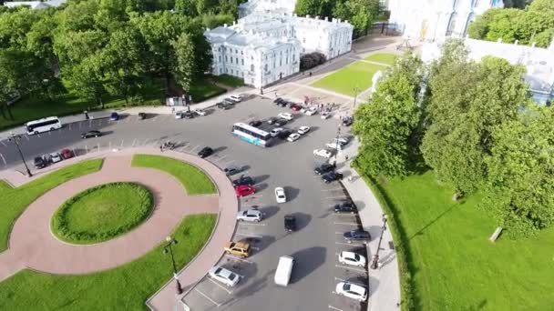 Sint-Petersburg, Rusland-22 juni 2019: prachtige luchtfoto drone uitzicht op wegen, auto's, gebouwen, kerk, mensen in straten — Stockvideo