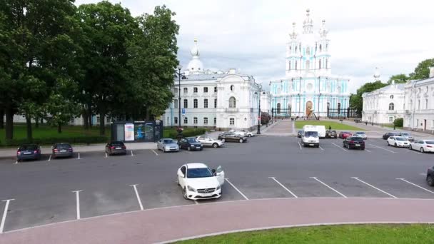 Sankt Petersburg, Rosja-22 czerwca 2019: niesamowity widok z góry na drogach, samochody, budynki, duży kościół, placów i ulic. — Wideo stockowe