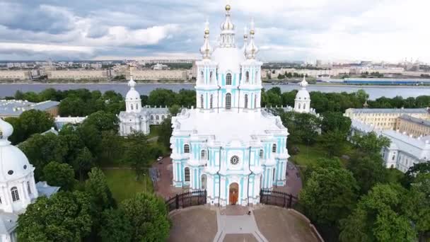 Sankt Petersburg, Rosja-22 czerwca 2019: niesamowity widok z góry na drogach, samochody, budynki, duży kościół, rzeka i ulice. — Wideo stockowe