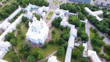 Saint Petersburg, Rusya - 22 Haziran 2019: Yaz günlerinde gri ve kahverengi yüksek mağaza binalarının, yolların ve arabaların en iyi görünümü.