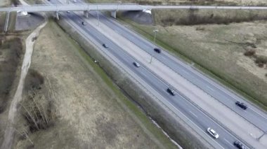 Gri yolların, binaların, çatıların, köprülerin ve alanların güzel havadan görünümü.