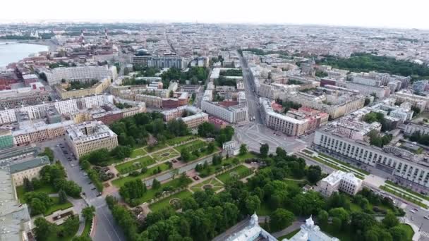 Sankt Petersburg, Ryssland-22 juni 2019: stort landskap av vägar, bilar, byggnader, stor kyrka, torg och gator. — Stockvideo