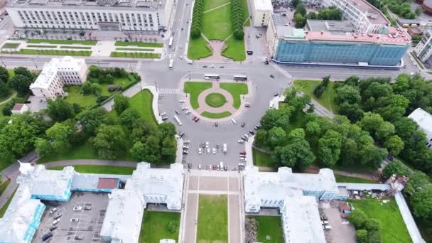 Αγία Πετρούπολη, Ρωσία-22 Ιουνίου, 2019: εναέρια θέα από γκρι και καφέ κτίρια υψηλών καταστημάτων, δρόμους και αυτοκίνητα την καλοκαιρινή ημέρα — Αρχείο Βίντεο