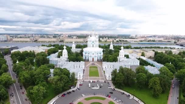 СЕНТ-ПЕТЕРСБУРГ, РОССИЯ - 22 июня 2019 года: Вид сверху на серые и коричневые многоэтажки, дороги и автомобили в летний день . — стоковое видео