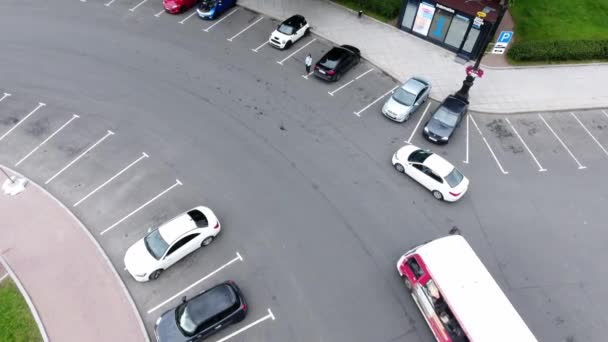 SAINT PETERSBURG, RUSSIA - JUNE 22, 2019: Top view of wide concrete road with many riding cars on cloudy summer day. — Stock Video