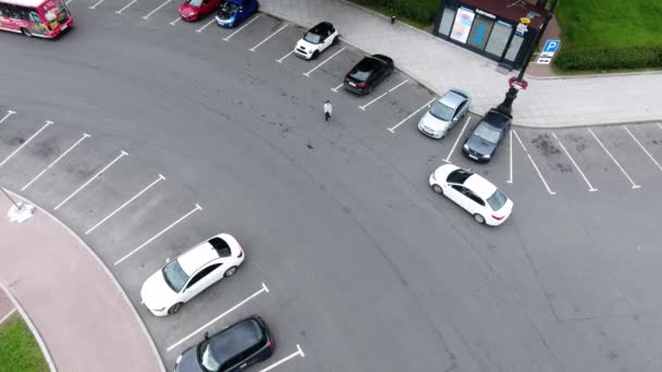 Saint petersburg, russland - 22. juni 2019: kamera zeigt breite betonstraße mit vielen fahrzeugen an bewölkten sommertagen. — Stockvideo