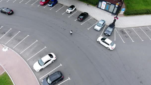 Saint petersburg, russland - 22. juni 2019: obere ansicht einer straße mit breiter betonstraße mit fahrenden autos an bewölkten sommertagen — Stockvideo