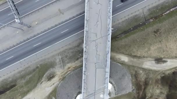 Langzaam bewegende drone-weergave van grijze wegen, gebouwen, daken, bruggen en velden. — Stockvideo