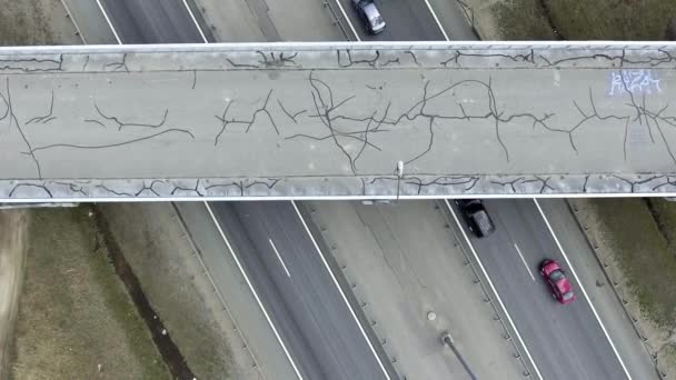 Langzame antenne van grijze wegen, gebouwen, daken en bruggen met gebarsten asfalt — Stockvideo