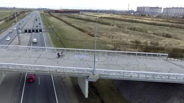 Graue Straßen, Gebäude, Dächer und Brücken mit rissigem Asphalt. — Stockvideo