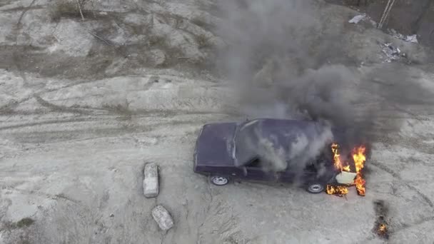 Το αυτοκίνητο καίγεται σε έρημο πεδίο σκόνης με τεράστιο μαύρο καπνό που πηγαίνει στον ουρανό — Αρχείο Βίντεο