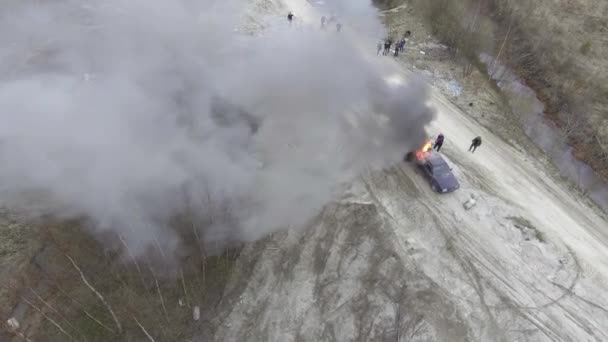 Ansicht von oben: Auto gerät in verlassenem Staubfeld mit großer Flamme in Brand. — Stockvideo