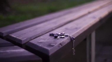 Erkek el closeup görünümü yavaş yavaş parkta tezgah kapalı bilezik alarak.