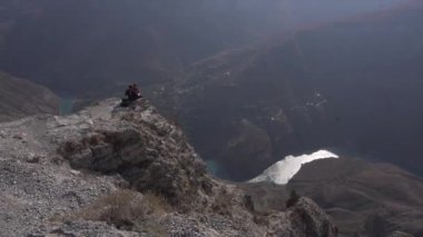 Dalgalar kesildikten sonra sahile ve sahile vuran deniz suyu manzarası.