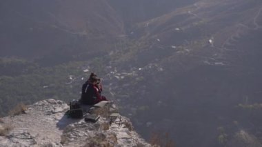 Dalgalar kesildikten sonra sahile ve sahile vuran deniz suyu manzarası.