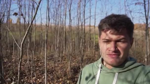 Komik görünüşlü genç adam tarlalarda tek başına yürüyor.. — Stok video