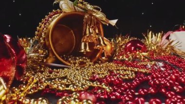 Beyaz ve gri fareler güzel yeni yıl süslemeleri boyunca ilerliyorlar..