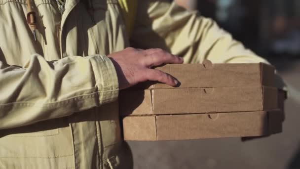 Kaukázusi Futár Sárga Hátizsákkal Pizzás Dobozokkal Utcán Áll Napsütésben Kamerába — Stock videók