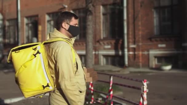 Homme Blanc Livreur Dans Masque Noir Veste Avec Sac Dos — Video