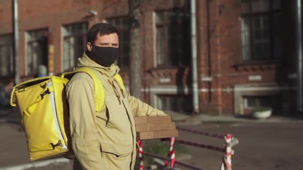 Siyah Maskeli Ceketli Sarı Sırt Çantalı Pizza Kutulu Beyaz Erkek — Stok video