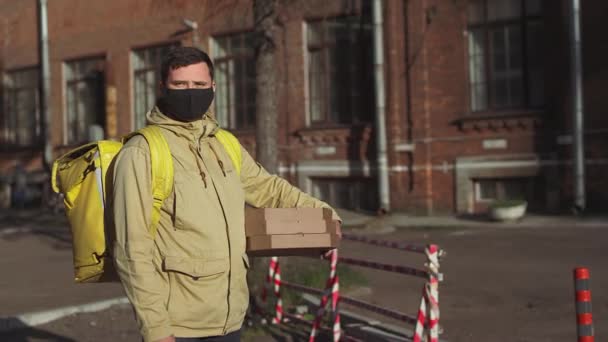 Caucasian Male Delivery Man Black Mask Jacket Yellow Backpack Pizza — Stock Video