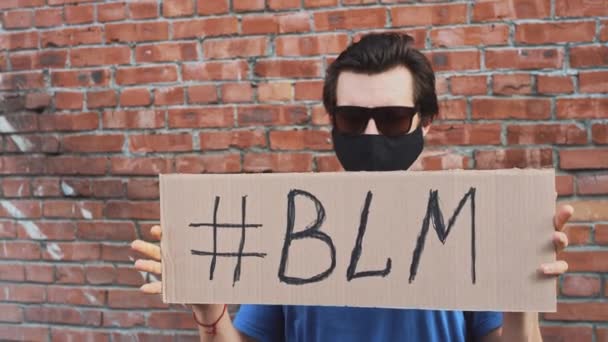 마스크를 남자가 포스터를 Blm 이라는 문구가 새겨져 — 비디오