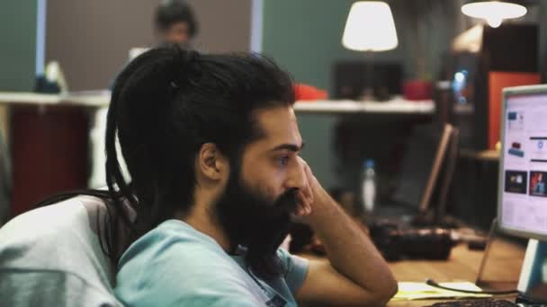 Індуський Чоловік Дредами Бородою Сидить Комп Ютером Офісі Працює — стокове відео