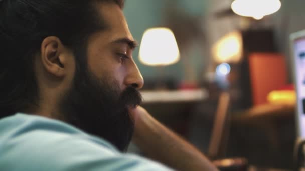 Hombre Hindú Con Rastas Barba Sienta Una Computadora Oficina Trabaja — Vídeo de stock