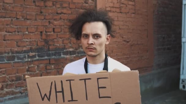 Homme Caucasien Masqué Tient Contre Mur Rouge Avec Une Affiche — Video