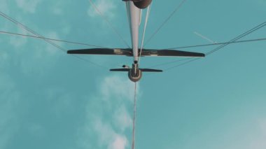 Yelkensiz bir yatın direği, gerilmiş kablolar