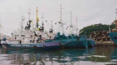 Sahil Güvenlik gemileri kıyıya yakın bulutlu bir havada demirlemiş..