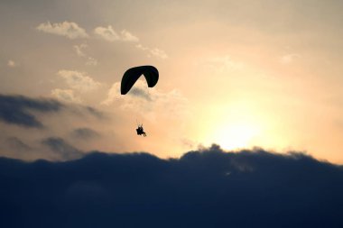 Bulut güneşte karşı kanat uçan paraşütler
