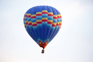 Cappadocia gökyüzünde uçan yolcu balon
