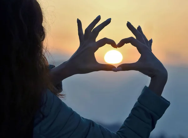 Fille Montre Ses Mains Signe Cœur Contre Soleil Couchant — Photo