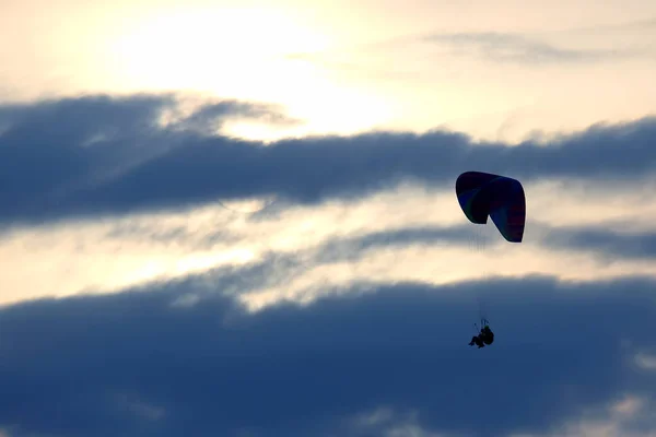 Gleitschirme Fliegen Auf Dem Flügel Gegen Die Sonne Der Wolke — Stockfoto