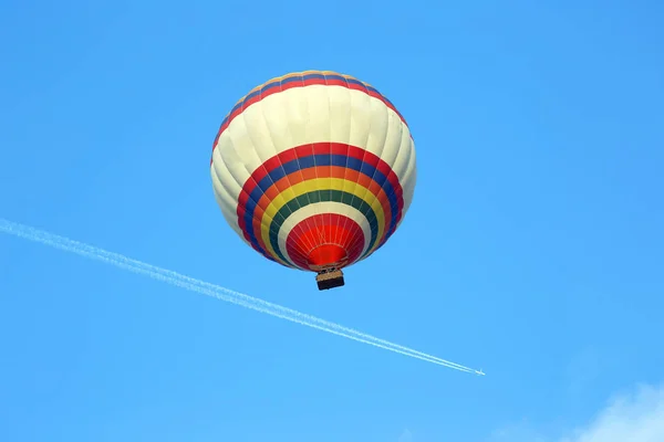 Ballon Volant Dans Ciel Sur Fond Avion Volant — Photo